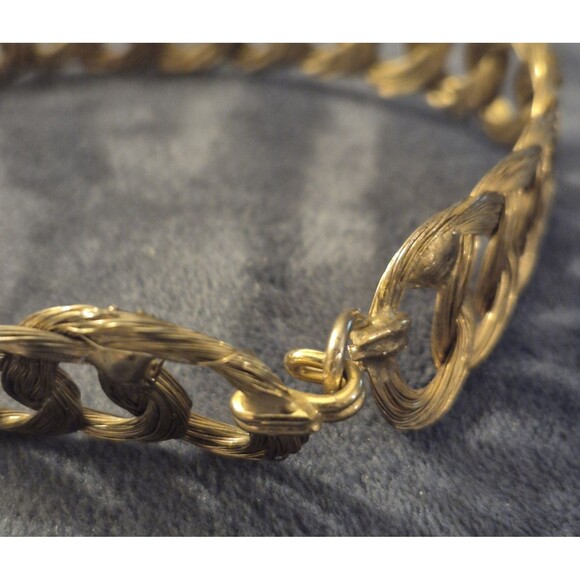 Vintage Gold Tone Wire Interlocking Bracelet  Shepherd's Hook Clasp 8" .5 " Wide - Picture 6 of 6